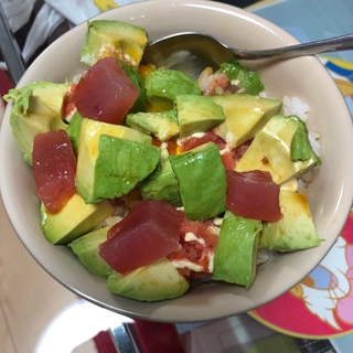 アボカドとマグロの明太マヨ丼